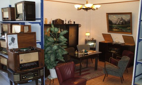 Ein Blick in ein typisches Wohnzimmer der 1950er Jahre. Ein Blick in ein typisches Wohnzimmer der 1950er Jahre.